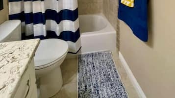 Séchoir à cheveux, serviettes fournies, savon, papier de toilette