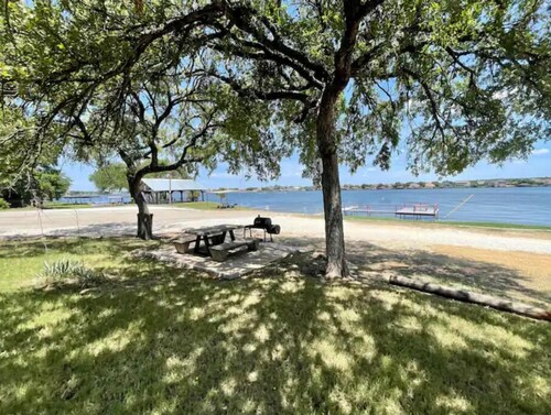 Lake view & tree house vibes with 2 outdoor decks!