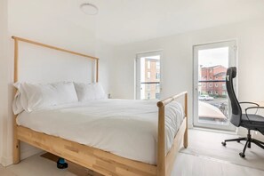 4 bedrooms, desk, iron/ironing board, travel cot - Family King Suites with Free Parking & Garden (London)