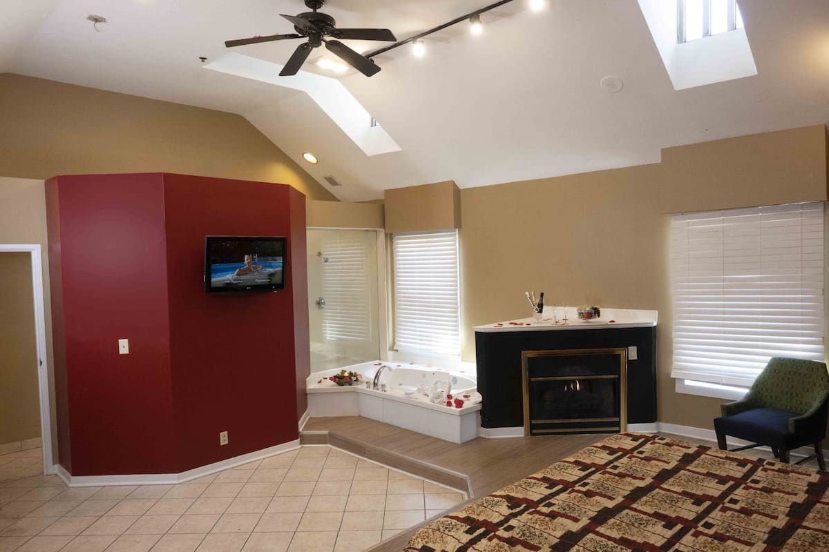 Honeymoon Studio Suite | Desk, free WiFi, bed sheets