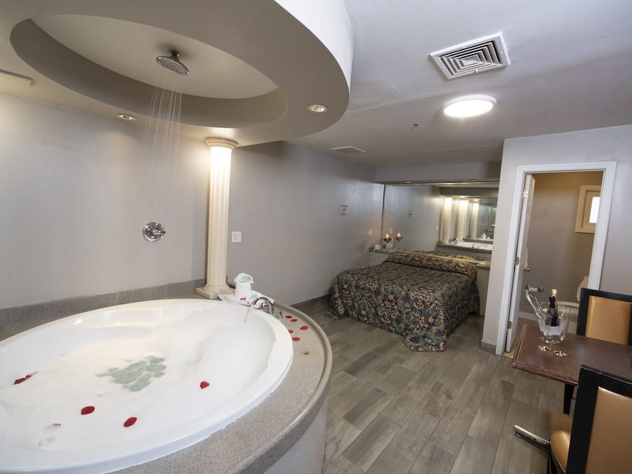 Escritorio, wifi gratis y ropa de cama