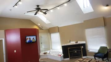 Honeymoon Studio Suite | Desk, free WiFi, bed sheets