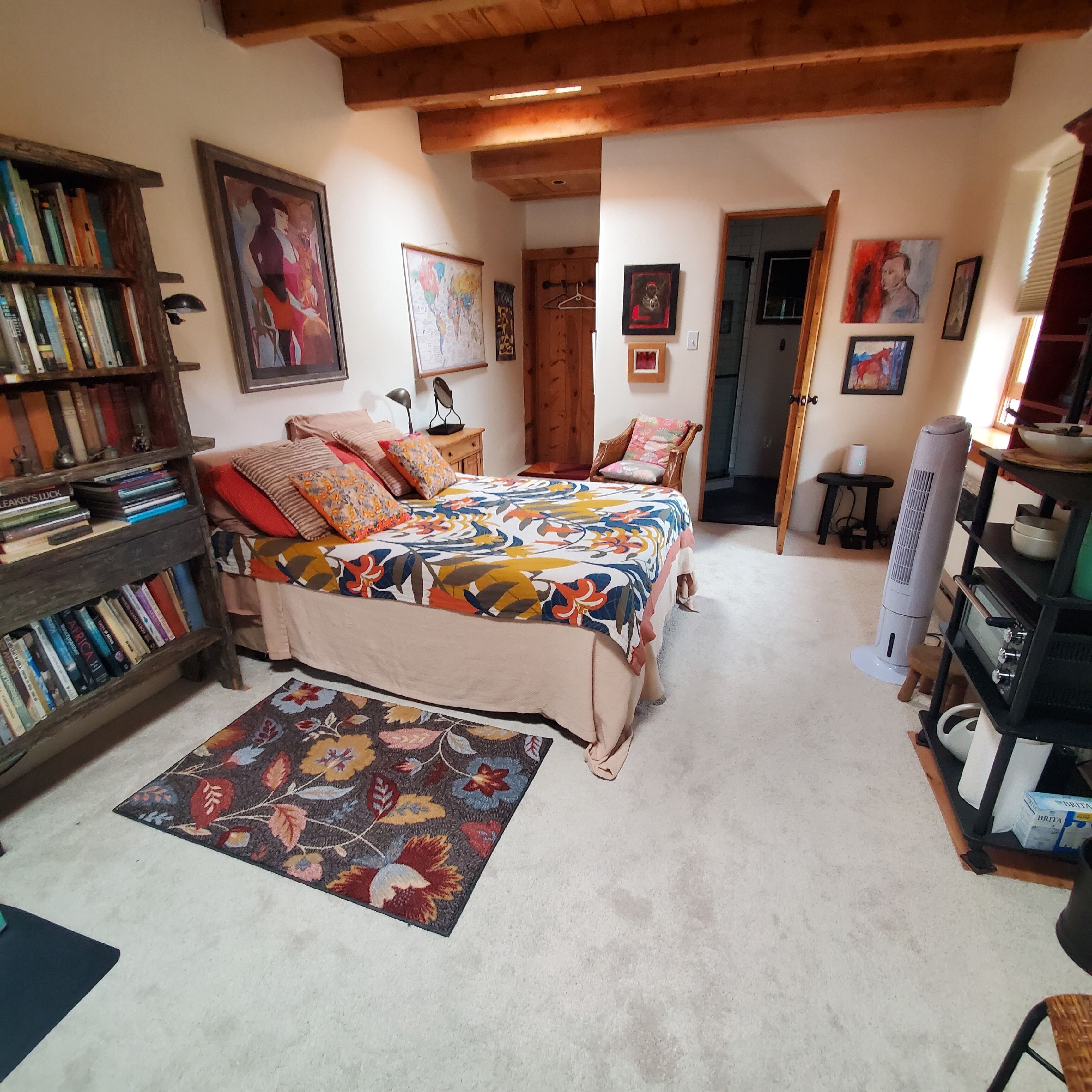 Colorful, cozy, comfortable en suite in Santa Fe, NM