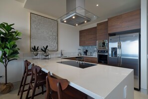 Kjøleskap, mikrobølgeovn, ovn og kokeplater