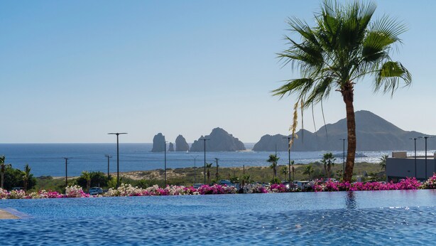 A pool with a view of the ocean and mountains. - Stunning New Luxury Condo with Breathtaking Ocean Views (El tezal)