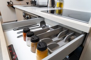 Refrigerador, horno, parrilla de estufa y cafetera y tetera