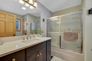 Ducha, secador de pelo, toallas, jabón