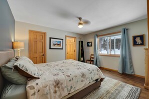 6 bedrooms, bed sheets - Chain of Lakes Waterfront Home (Central Lake)