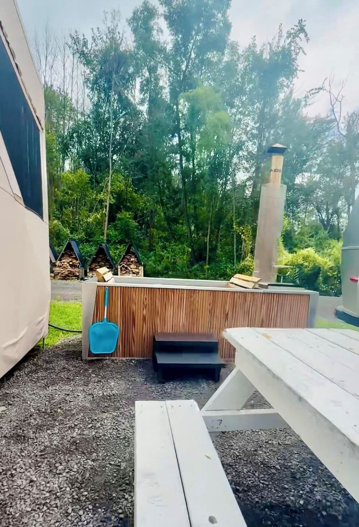 Individuell inredning, unika möbler och arbetsyta för laptop