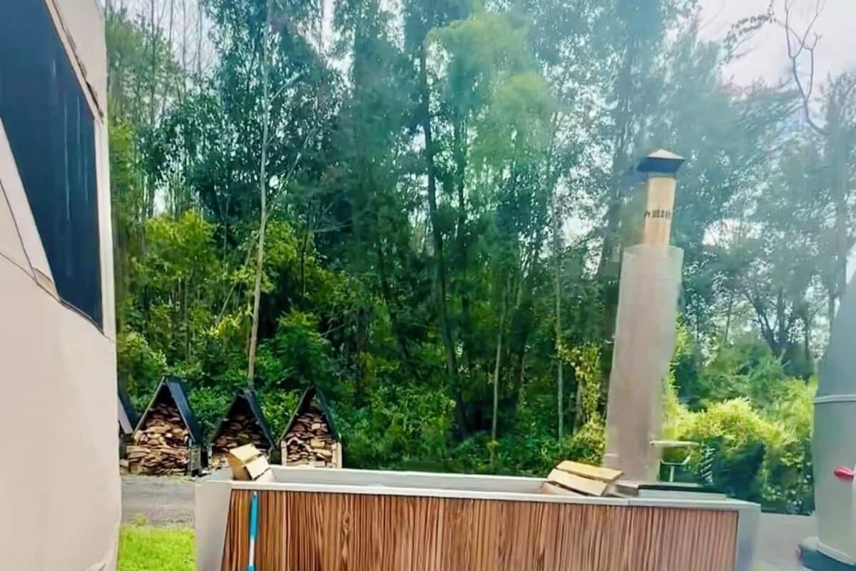 Individuell inredning, unika möbler och arbetsyta för laptop