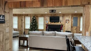 Cottage Deluxe, 1 giường cỡ king, không hút thuốc, bồn tắm thủy lực | Khu phòng khách | Smart TV 55-inch có truyền hình kỹ thuật số, TV, Netflix