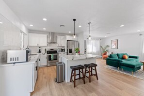 Geladeira, micro-ondas, fogão, cooktop