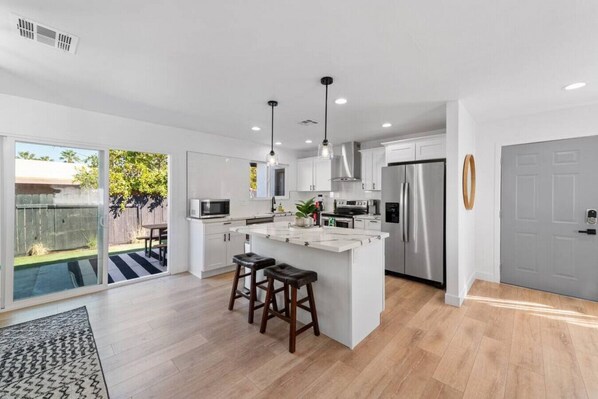 Kühlschrank, Mikrowelle, Ofen, Herdplatte