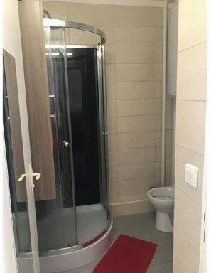 Een douche, gratis toiletartikelen, een haardroger, handdoeken
