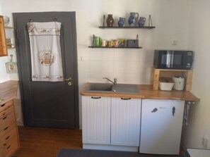 Een koelkast, een magnetron, een oven, een kookplaat