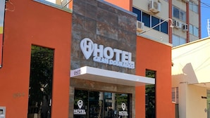 Un hotel con fachada moderna, amplios ventanales de vidrio y un letrero llamativo.