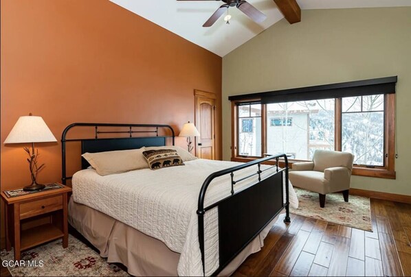 6 bedrooms, desk, iron/ironing board, travel cot