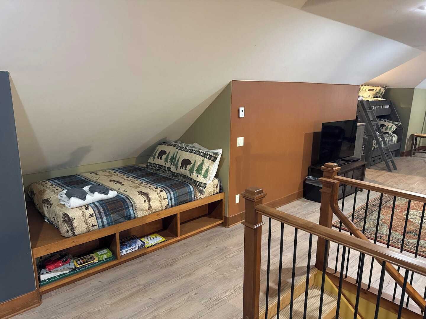 6 quartos, escrivaninha, ferros/tábuas de passar roupa, berço de viagem