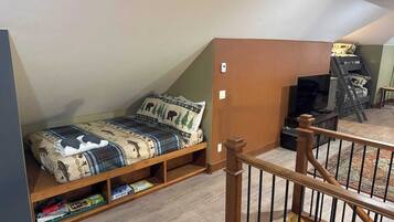 6 quartos, escrivaninha, ferros/tábuas de passar roupa, berço de viagem