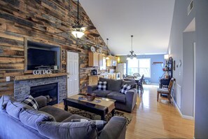 Smart TV, fireplace, DVD player - Boating, bourbon and high speed internet, oh my! (Taylorsville)