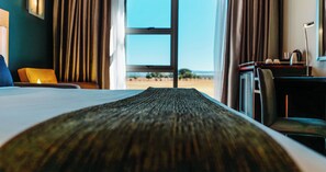 Standard Room | Desk, bed sheets - Blackrock Hotel (Newcastle)