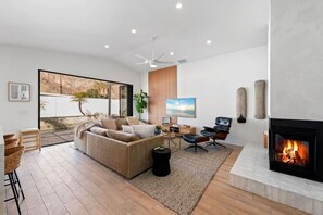 电视、壁炉、立体声音响