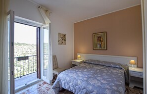 3 bedrooms, travel cot, free WiFi, bed sheets