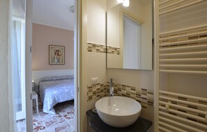 Shower, hair dryer - Awesome home in Ragusa (Ragusa)