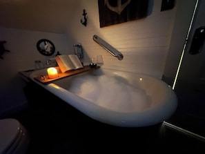 Bathtub, hair dryer, towels - Captain's Cottage – A Unique Vintage stay & Nautical Retreat (Pacific County)