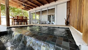 Piscine à débordement