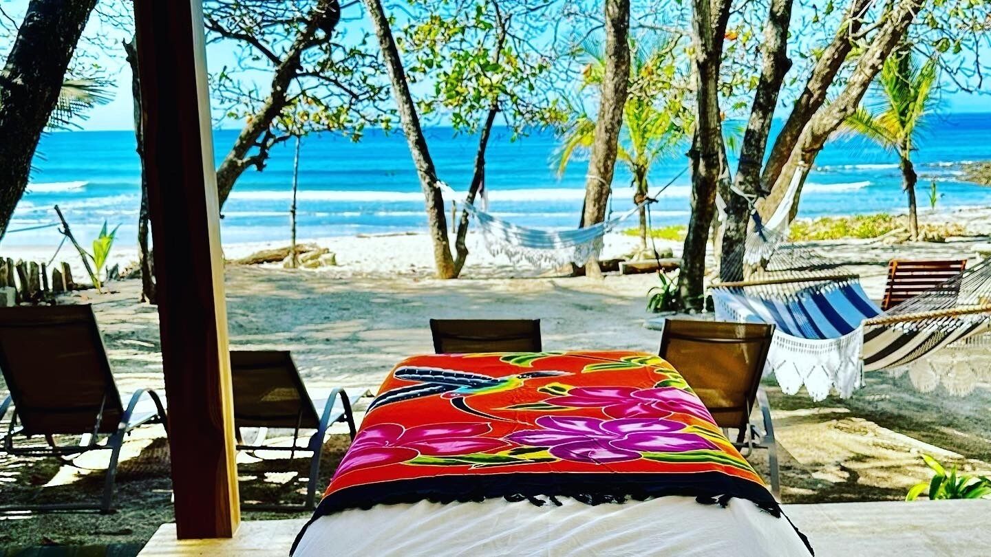 Plage, chaises longues, serviettes de plage