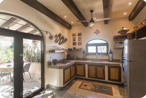 Réfrigérateur, micro-ondes, plaque de cuisson, cafetière/bouilloire