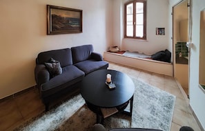 TV - 2 bedroom awesome home in Servian (Servian)