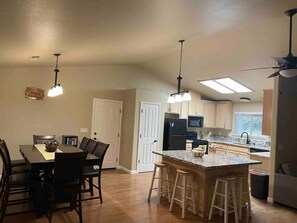 Dining - Room to Roam at this Cabin (Mokelumne Hill)