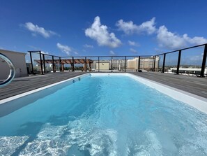 Outdoor pool - The Cove - Condo Hotel - Perfect Location (Noord)