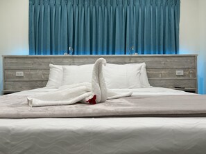 Egyptian cotton sheets, premium bedding, in-room safe - The Cove - Condo Hotel - Perfect Location (Noord)