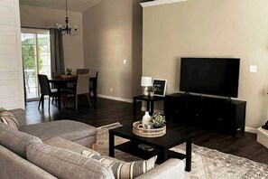 Televisión y chimenea 