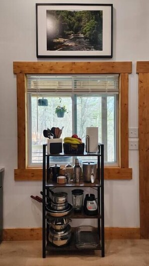 Interior - Hidden In The Woods-hot tub-firepit-Clawfoot tub/Generator (Blue Ridge)