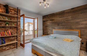 Tabla de planchar con plancha, wifi gratis y ropa de cama 