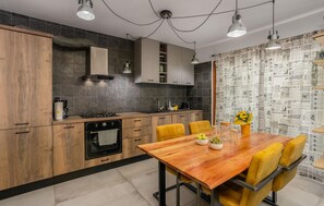 Refrigerador, parrilla de estufa, lavavajillas y cafetera y tetera 