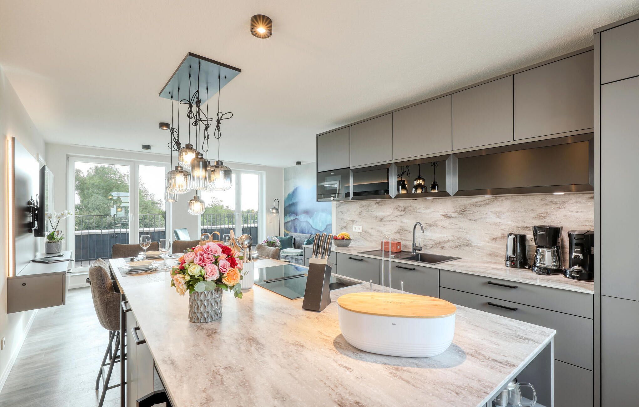 Kylskåp, spishäll, diskmaskin och kaffe- och tebryggare