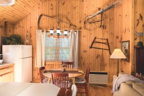 Honeymoon Cottage | Private kitchen | Full-size fridge, microwave, oven, stovetop - Deerfield Cottage (Lexington)