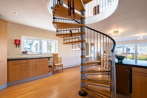 Refrigerador, tetera/pava eléctrica, tostadora, utensilios de cocina