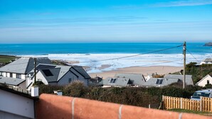 Une vue sur la côte, avec des maisons, une plage et l’océan.