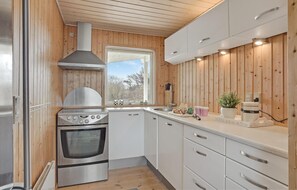 Kjøleskap, kokeplater, oppvaskmaskin og kaffetrakter/tekoker