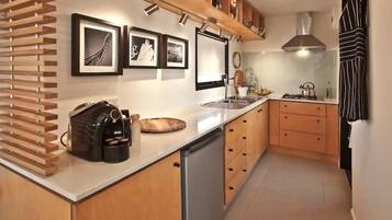 Fridge, oven, stovetop, coffee/tea maker