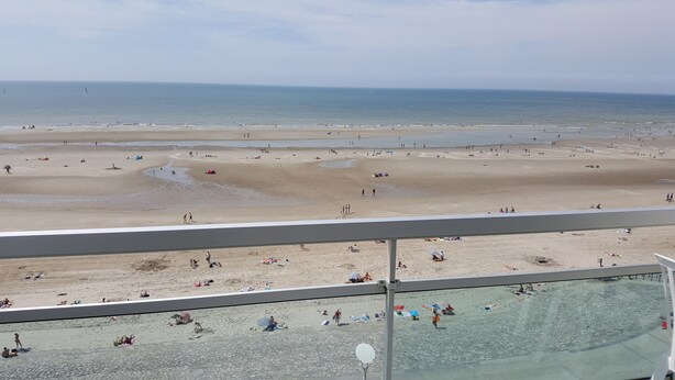A beach view from a balcony with a clear sky. - Hardelot Apartment Panoramic beach and sea view (Neufchâtel-Hardelot)