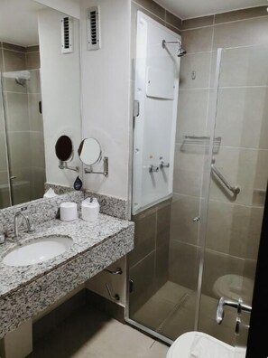 Shower, hair dryer, towels, soap - Ferlho Suites Rio Centro (Rio de Janeiro)