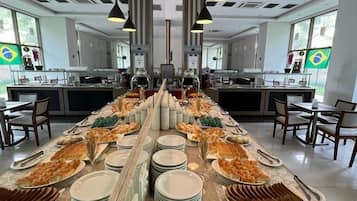 Café da manhã com buffet grátis todos os dias