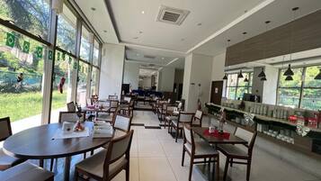 بوفيه فطور مجانًا يوميًا